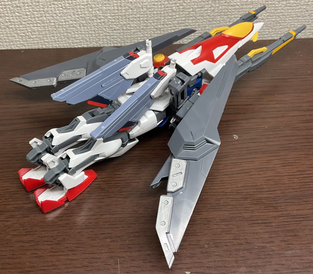 飛行形態を後ろから見た感じですΕGストライクの脚を使っているので、変態的な可動ができますね正直飛行形態も随分変態的です