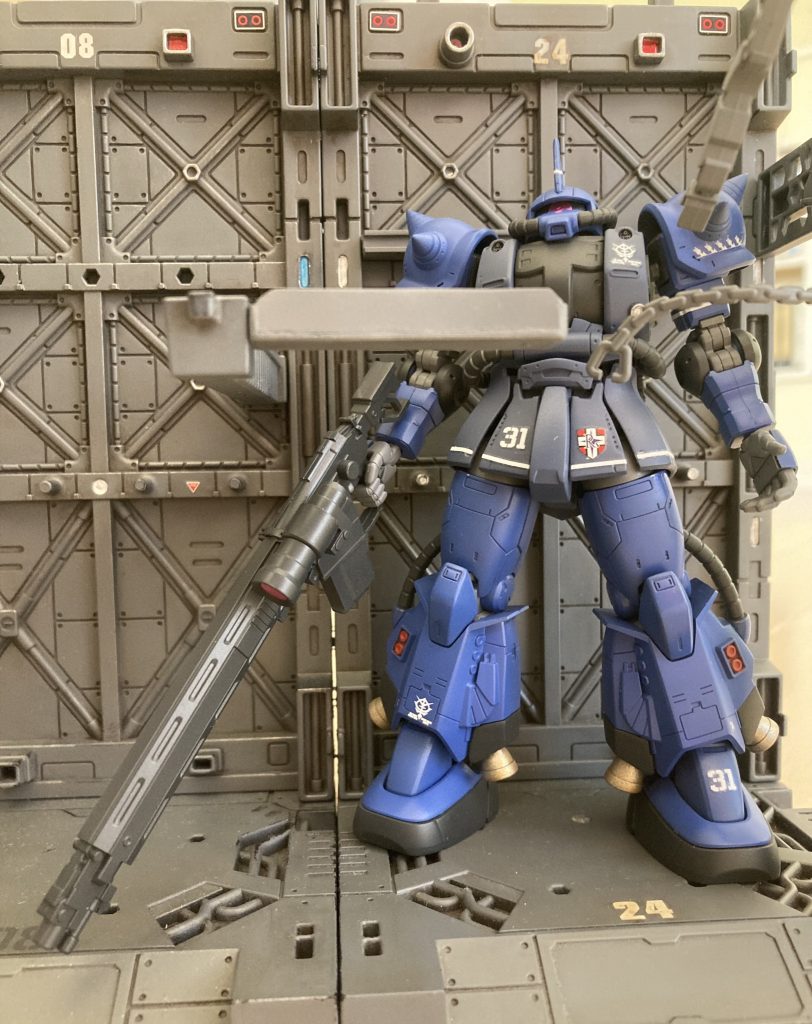 今回は自分としては珍しくデカール多め。スカート部のラインデカールも格闘しながら貼りました😭この背景は山田化学のディスプレイベースを2つ繋げています。ガンプラの余剰パーツを使って整備用アームなどを製作しています