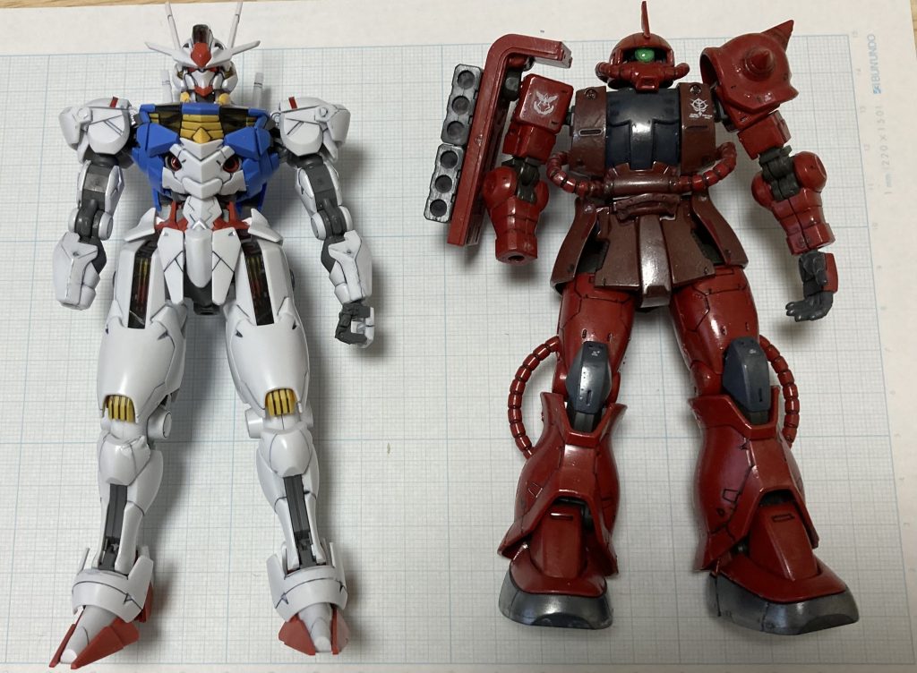 なんでもとりあえずザクと比較するのも初老の癖だ。オリジンザクなのが救いだ。学祭を見に行く大学生の娘と酒が残っている親父の構図。