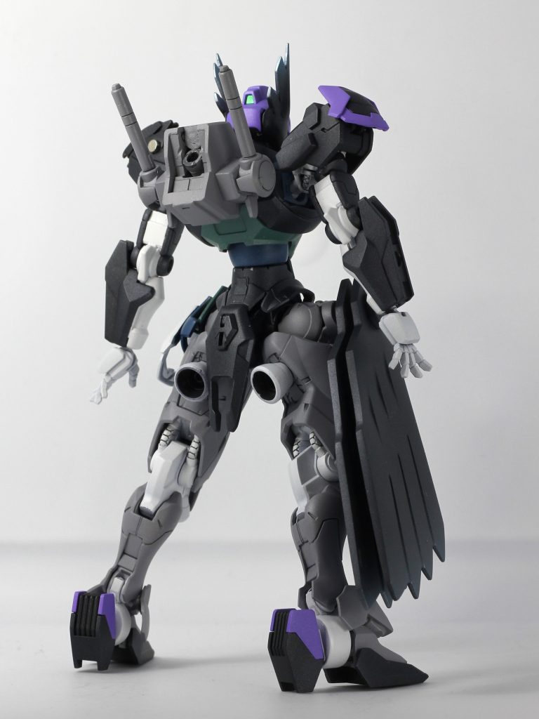 バックパックはジェガンブラストマスターの物を加工したものに変更。カラーリングは基本ライブ衣装の配色に則っていますが、関節を白くしたり紫を増やしたり、アレンジもしました。羽やアンテナの先端に、パールとクリアブルーでグラデーション。パールは一吹きだけ全身にも吹いたので、全身ほんのりパールです。つや消しパール。