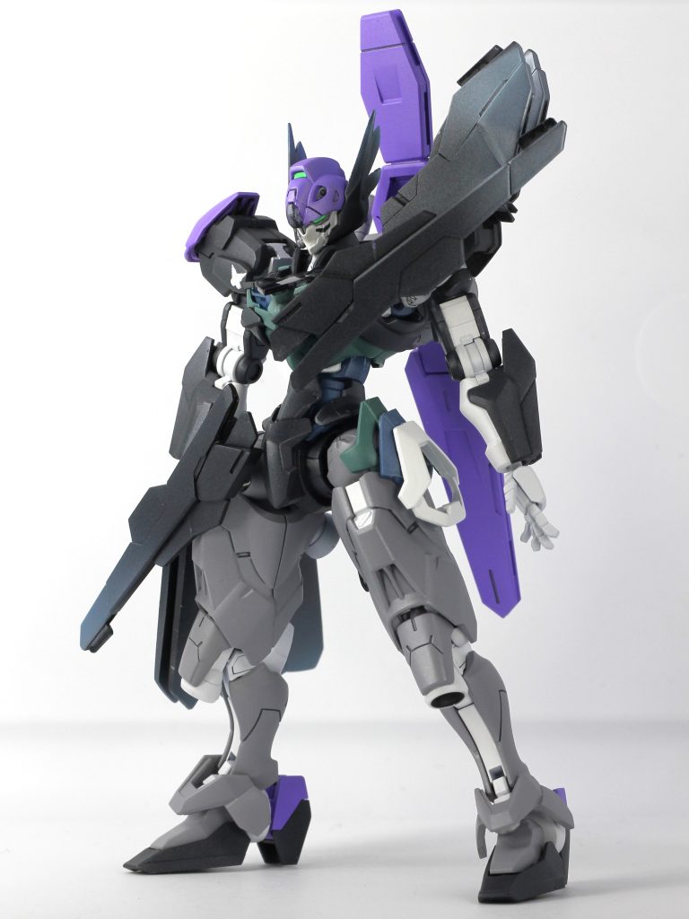 ガンビットの接続位置を変えることで、ライブ衣装の特徴的な形状を表現。接続にはネオジム磁石を多用。ほかにも、アンテナの形状変更や、つま先をウイングガンダムのものに変更(ルブリスのはごつかった 高さが変わるかかとを逆に付ければ解決)したり、腰のひらひらを旧キット1/100ゼロカスの差し替え用羽パーツや、ルブリスの肩パーツの余りで表現