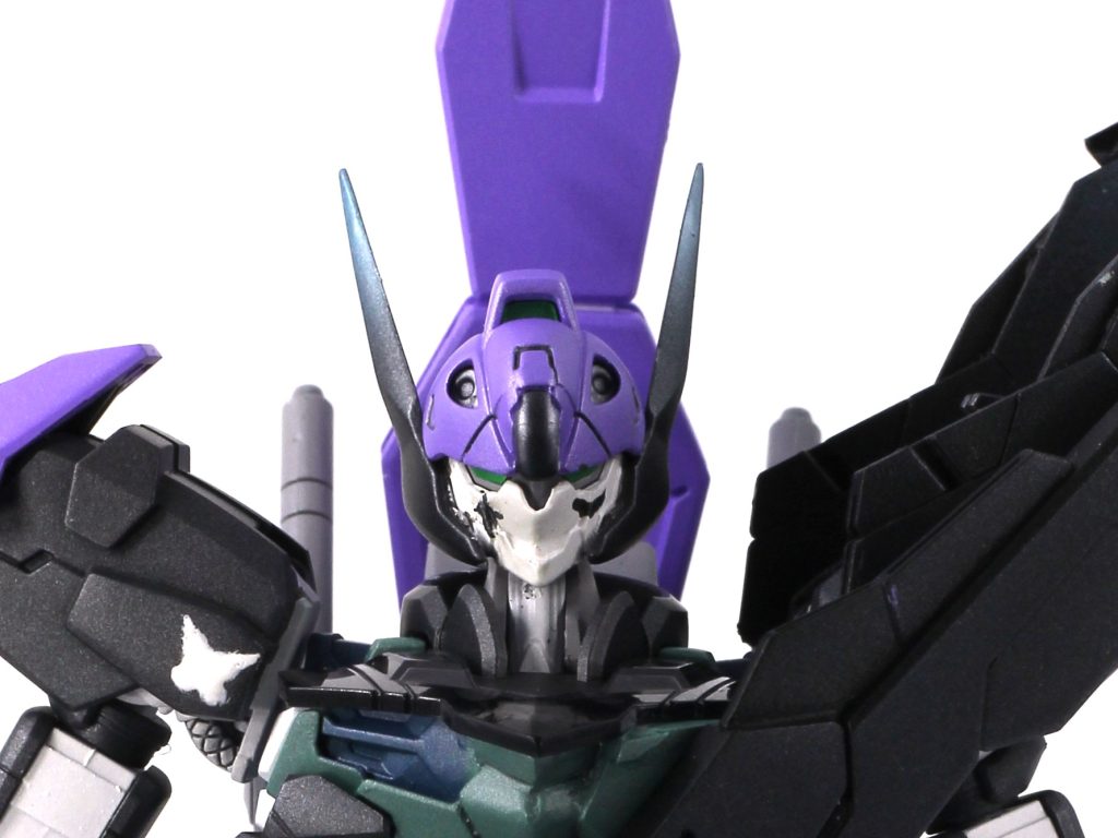 頬や方のマークは手書きアンテナのシャープ化と改造、というか作り直しにかなり苦労しました。じつはアンテナ改造に伴い後頭部も大きくいじっているという。