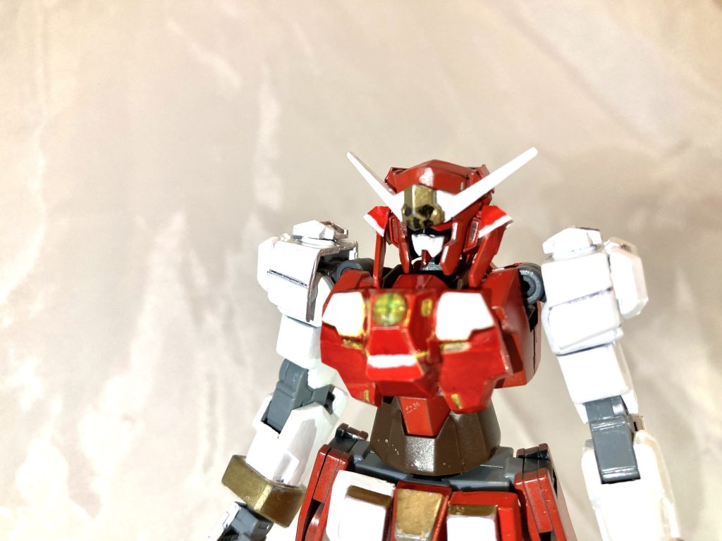 通常のダークハウンドだと肩幅が広過ぎるので、肩のジョイントパーツをコンパクトな物に変更。それに伴ってショルダーアーマーも小型化しました。頭部も帽子の脱着がしたかったので横幅を削りました。