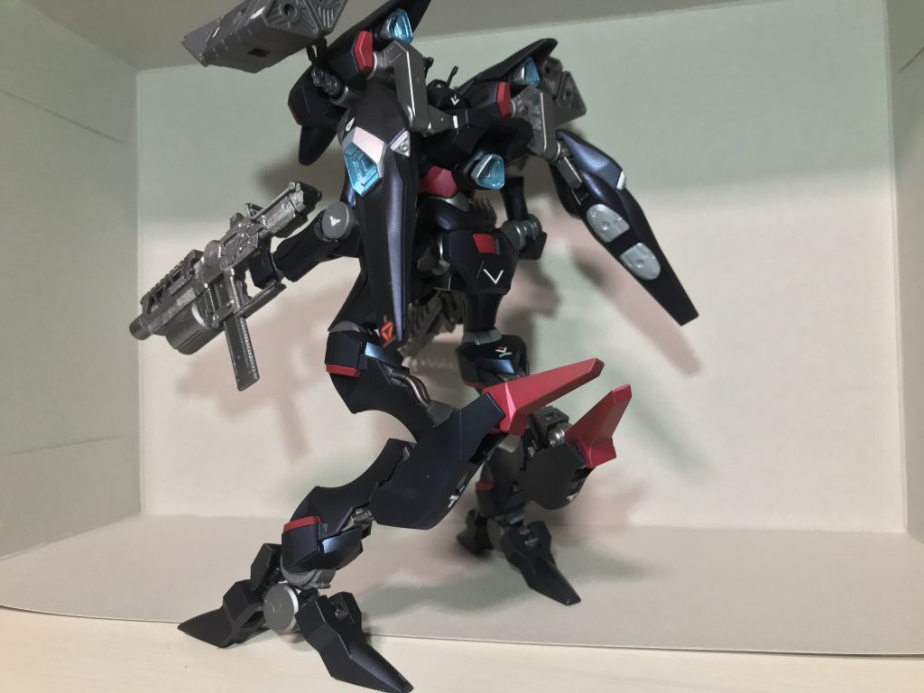 バックパックの接続部を変更してミサイルポッドを付けてますスラスターの発光はコジマ粒子イメージだったんですがあれはもっと緑っぽかったですね…