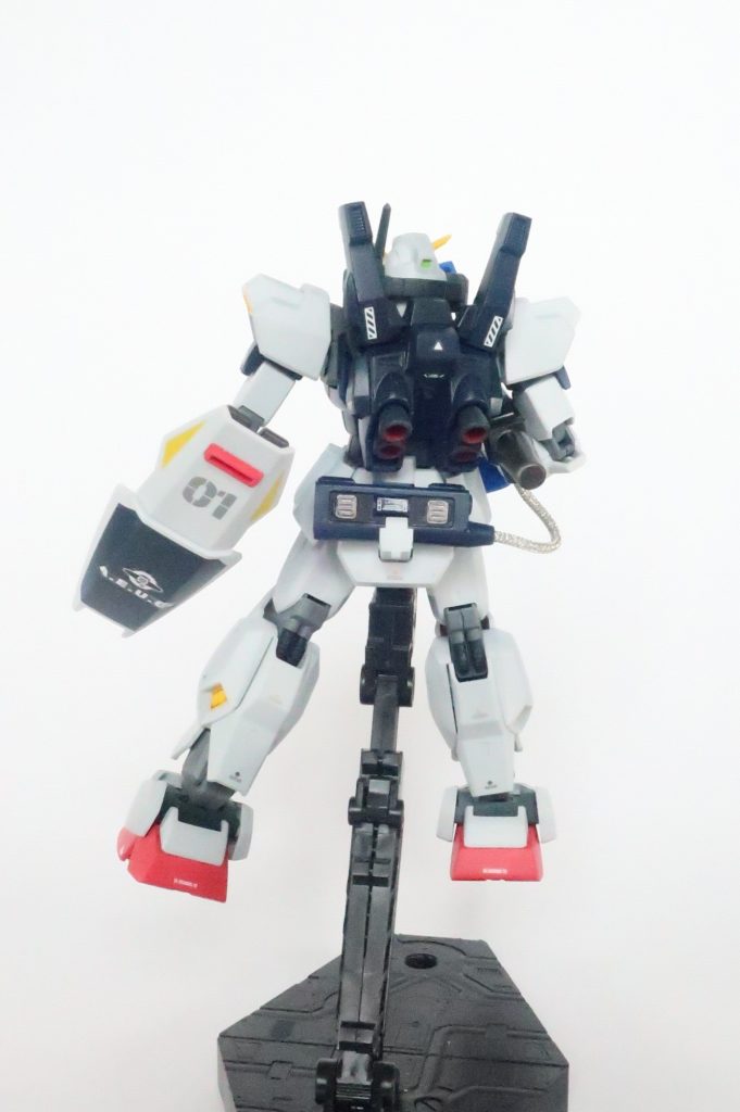 主砲のエネルギーは、バズーカラッチに設置された外付けの小型ジェネレータからチューブで供給されます。