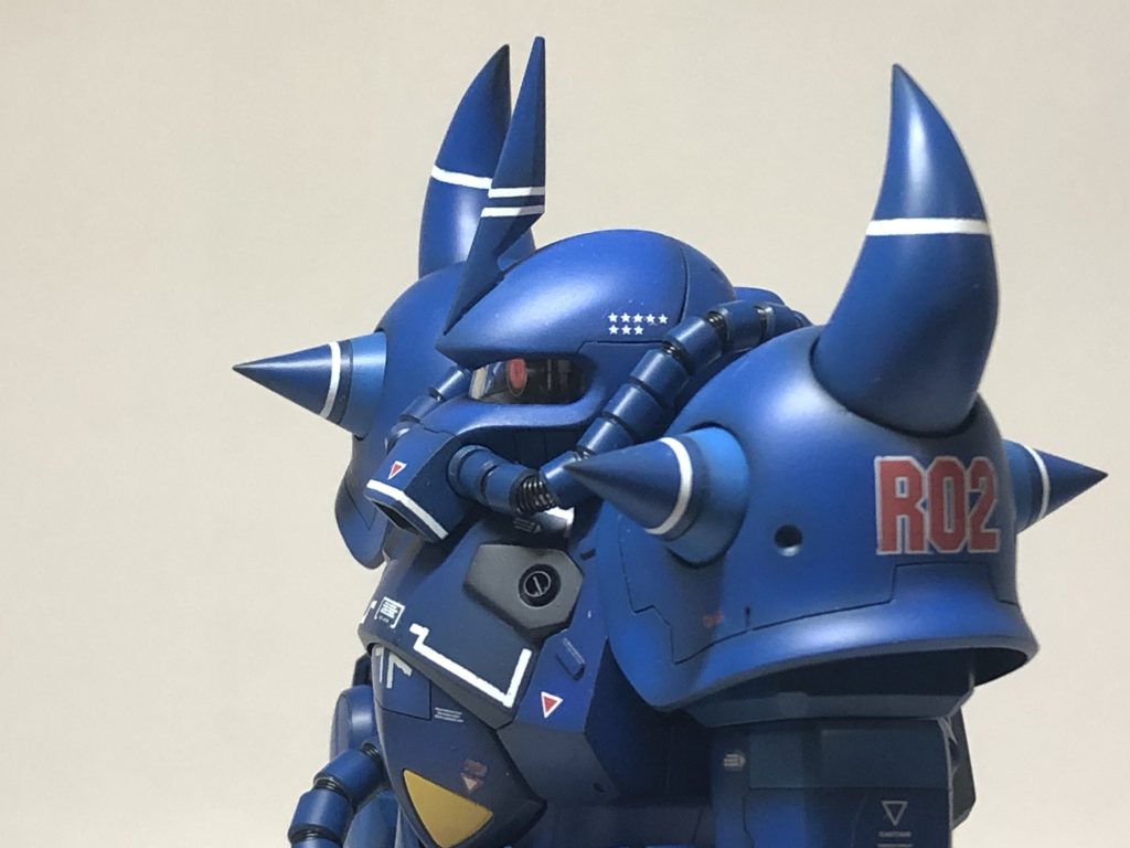 モノアイのベースと動力パイプはアルミの挽き物に置き換えています。肩のツノはより力強く、肩アーマーのアウトラインも微妙な変更を加えています。