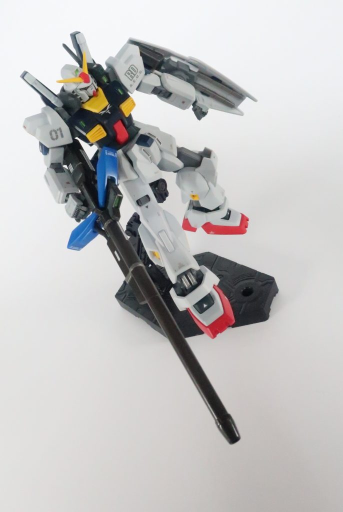 腰だめできるよう、主砲基部も削り込んで小型化しています。