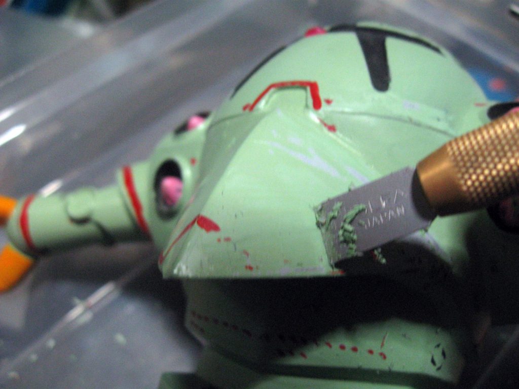 上の懐かしのキットを塗装をOLFAの平刀で削り落とし&局面はスポンジヤスリで磨き落として表面処理もメタリック塗装対応で仕上げました(一度構築したモノをリセットするのが大好きなので・・・😁)