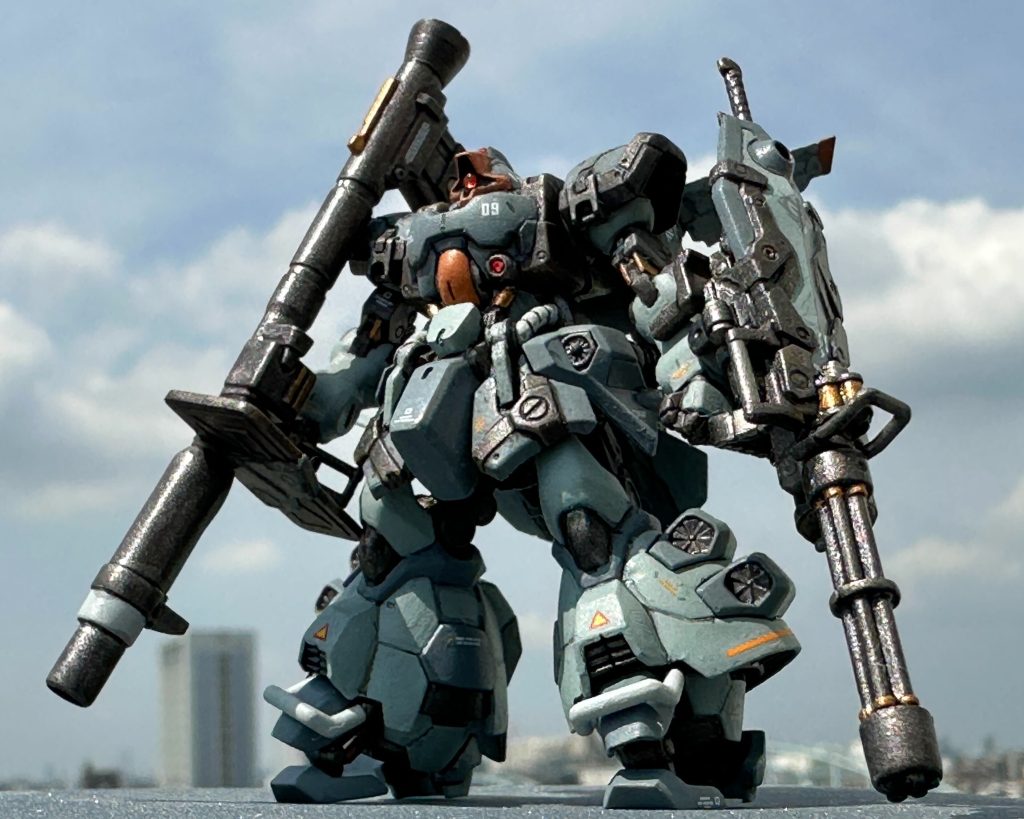 ガトリングシールドは腕とシールド基部双方にネオジムを入れて脱着可能にしています。フル装備でカッコ良いですが、どう考えても飛べないですよね…