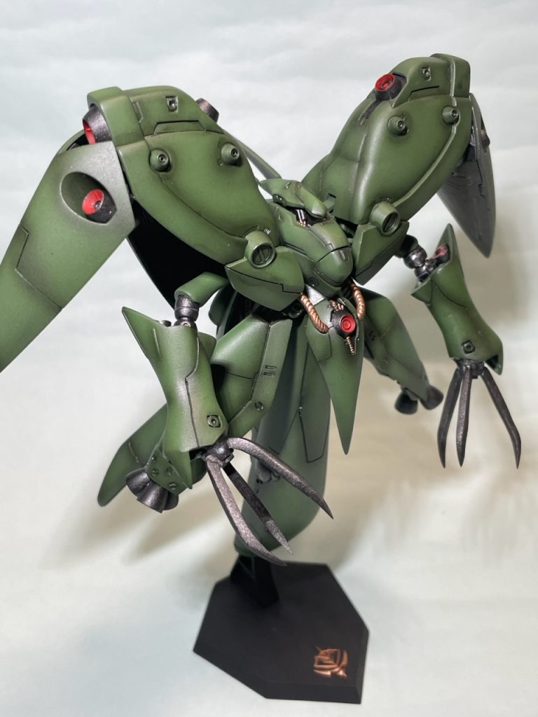 斜め前から異形感を出したくて前腕と爪を大きくしました。