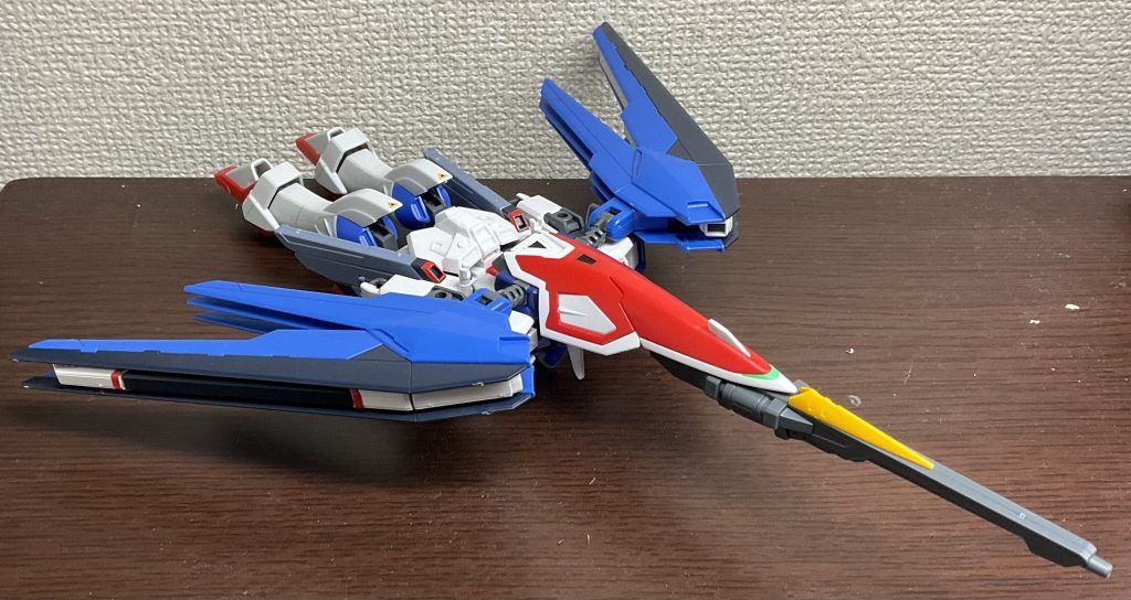 飛行形態全体的にウイングガンダムの変形パターンを踏襲している感じですこの状態でもウイングバインダーやバラエーナプラズマ収束砲の展開とかは普通にやったりしますウイングバインダーの接続はご覧の通り、ウイングガンダムの翼接続用3mm穴にフリーダムのウイングバインダーの先端の3mm軸をブチ込んだだけですが、結構安定します