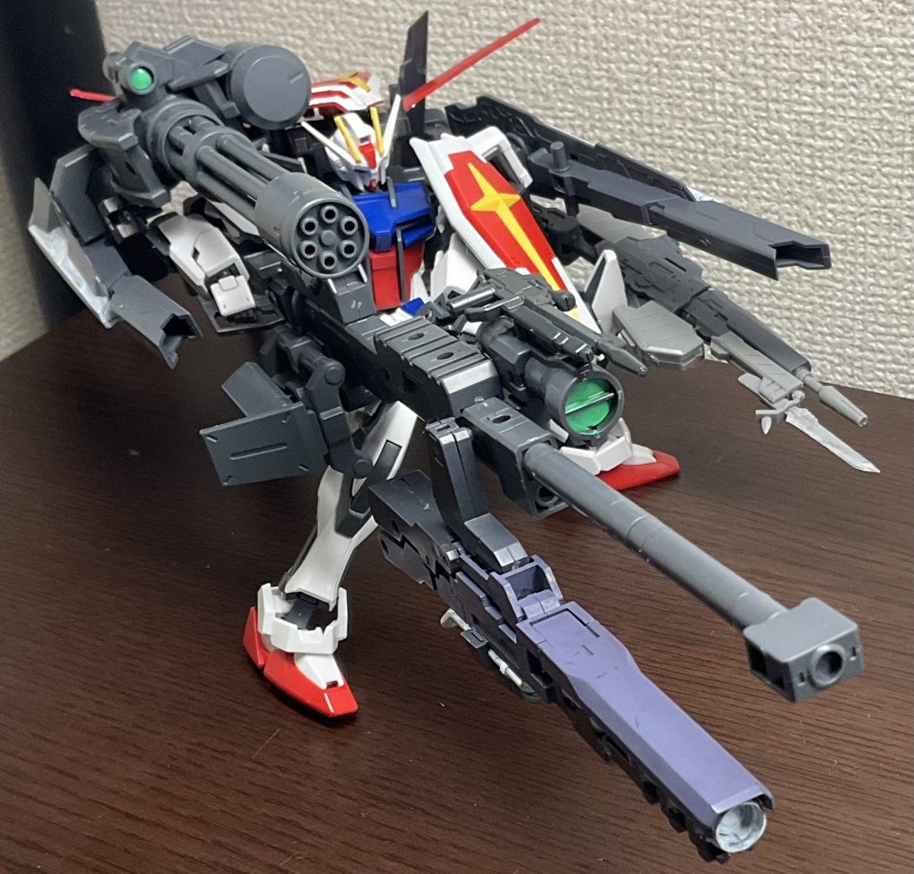 反対から見た図ですもうね、どうなってるんだとこれもギリギリ自立してる状態で、ちょっと動かすとバランス崩壊して崩れ落ちます尚この後、数十分後にはバックパックの接続軸のシブみが足らずにパーツが抜け落ち、自壊しました()