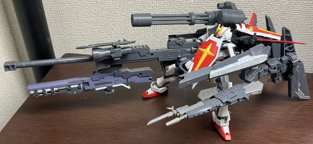 ランチャーを外してMSGエクシードバインダーのパーツを追加して多脚化&火力強化、ヘヴィバレットストライクガンダムにスコープが増えたことで命中精度が上がり、多脚化したことで自立できるようになりました()一応追加脚部は翼兼ブースターになるんですが、重力下では跳躍くらいにしか使えませんシールドはインパルスのものに差し替えました