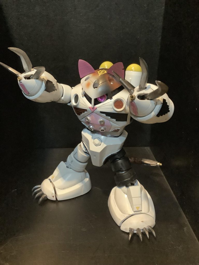 改造箇所★耳型 超高感度 音響ソナー追加★しっぽ型 メガ粒子砲追加  両手メガ粒子砲 真鍮管に交換★猫爪クロー&足爪追加★バックパック 推進ジェットウイング追加★脚部脱却により水中移動↓ 軽量化により瞬発力↑★トリッキーな機体になり過ぎ、操縦困難の為 猫の狩猟プログラムを組み込んだAIを搭載し操縦補佐