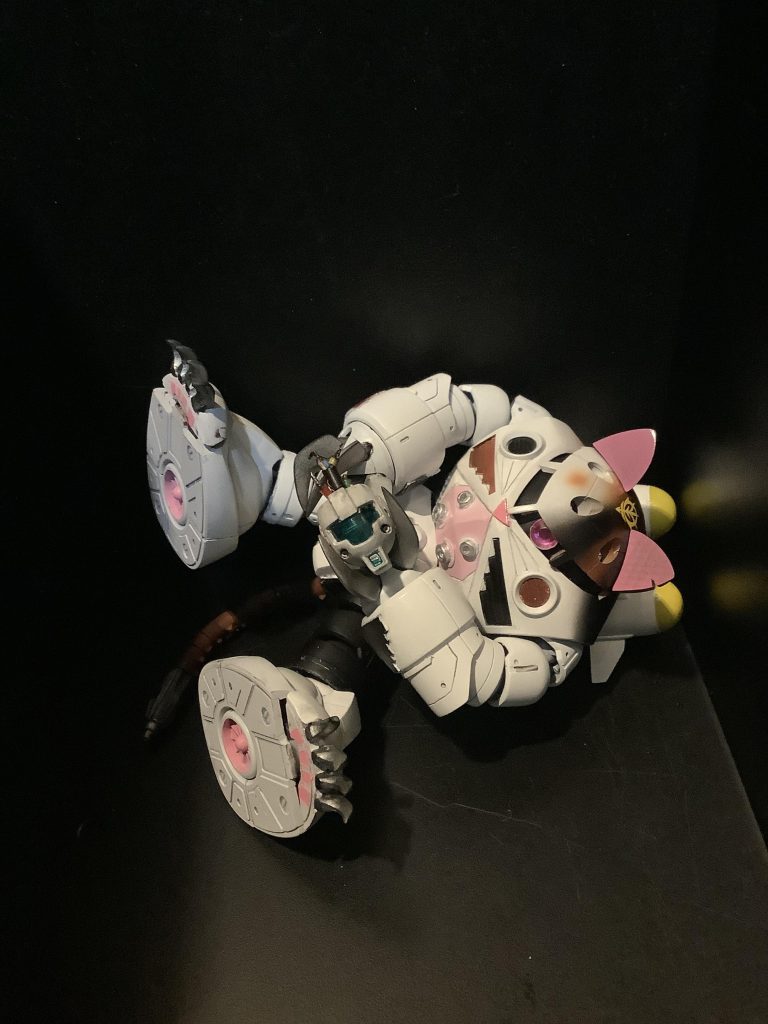 狩ったジム首で遊ぶニャ  :(´◦ω◦`):コワ