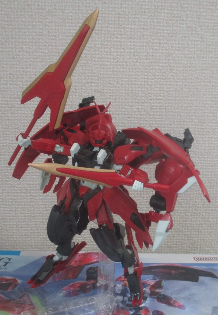 使用したガンダムフレーム機体は、バルバタウロスを主体に、キマヴィダの腰パーツとアスモデウスのバックパックでまとめています。ガンダムフェイスも、バルバタウロスの余剰パーツをダルルバルデの頭部に移植してます。なおアンテナ先端に、フラウロスの頬パーツを付けてます。