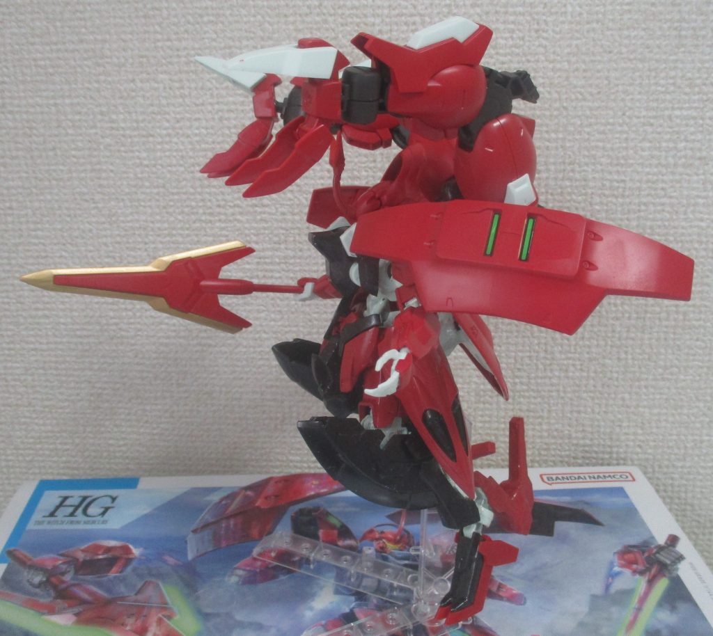 写真では分かりにくいですが、バルバトスとアスモデウスのバックパックのおかげで、「前のめり」にもクローを向けらます。