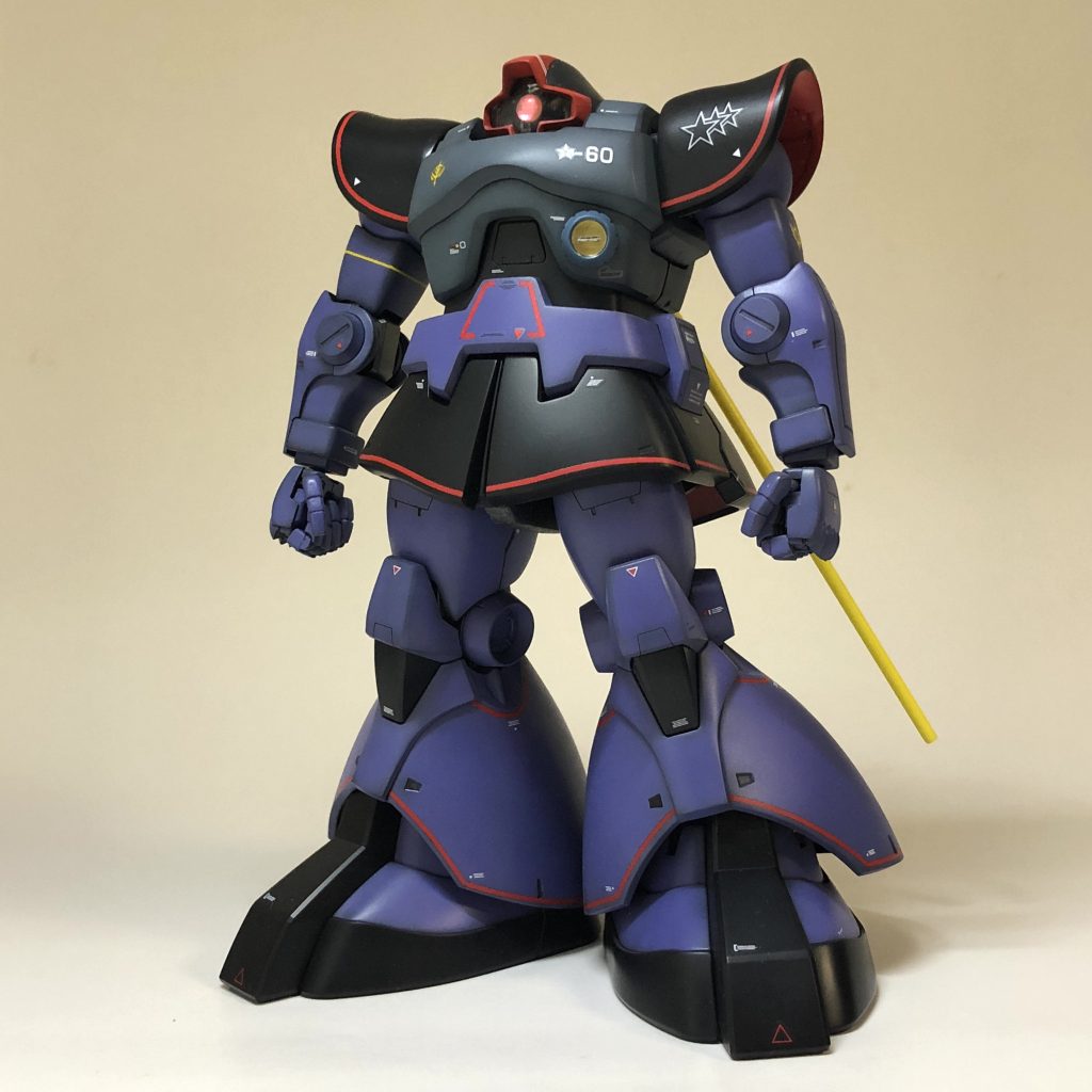 太ももの付き位置のタイミング変更と、足首の小型化で、特徴的なスカートが逆に強調されています。さすがMAX渡辺さん、すごいです。赤いラインはグフと同じくマスキングで再現しています。 マーキングは一部自作しました。