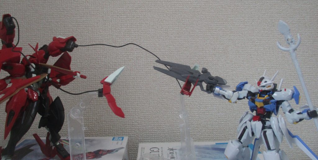 ガンダムベリアル(鉄血版エアリアル)と対決。まずクローでライフルを掴まれ奪われるベリアル。