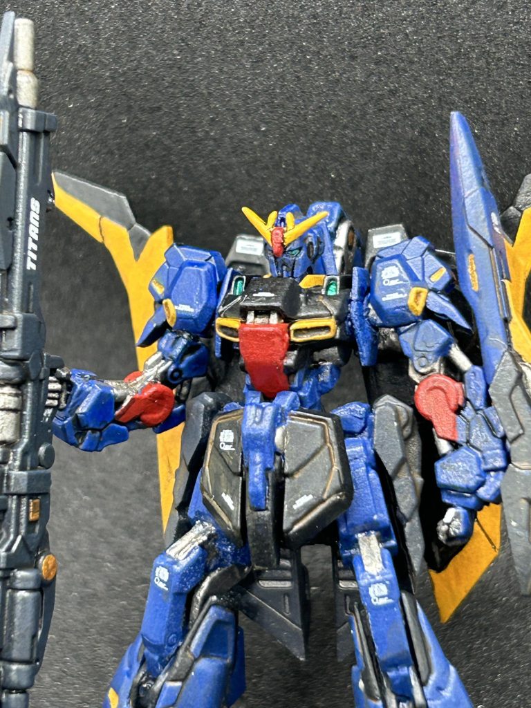 ガンダムマーカーとシタデルカラーの筆塗りです。左肩のマサルさんのチャームポイントみたいなパーツは凄く割れやすいんですが、分かっていたのに割ってしまいました、悲しい😭