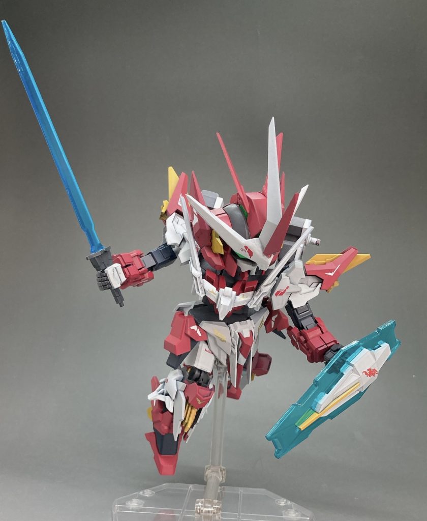 シールドはイクスクレアナイトメアクロウから。サーベルは30mmのもの。