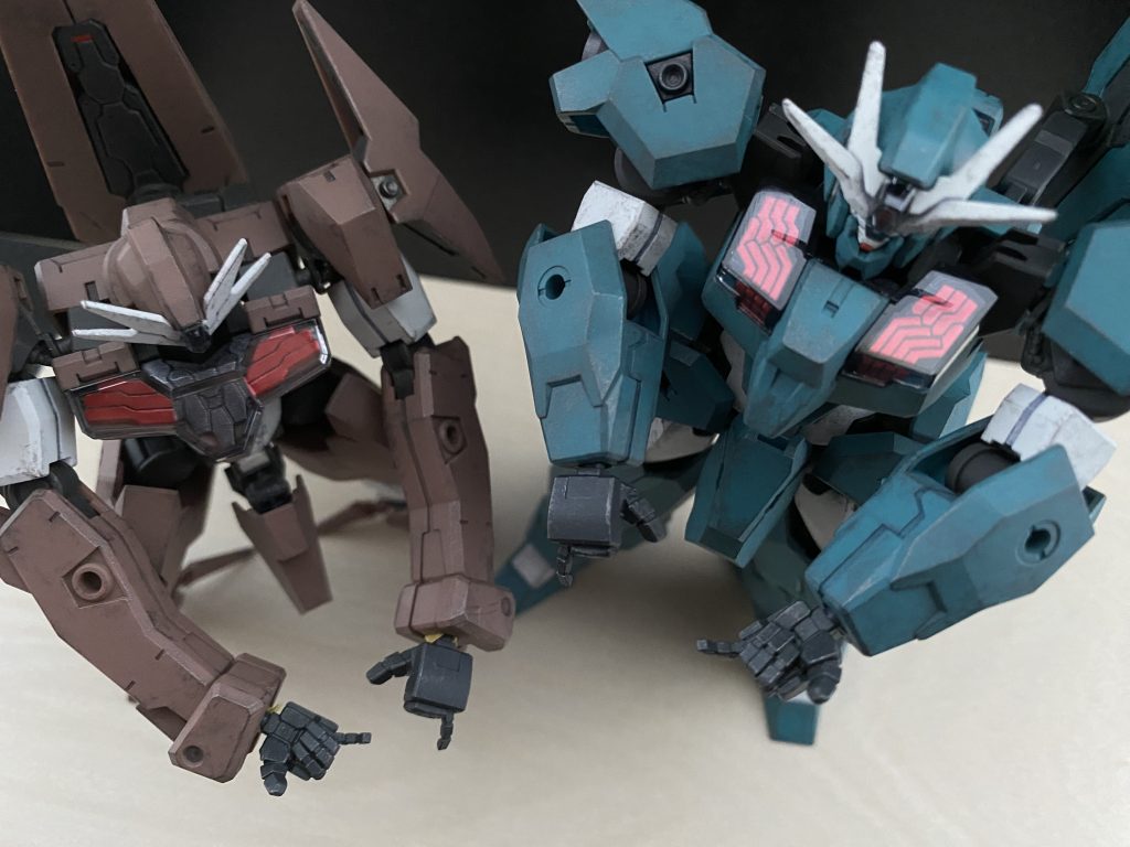 Ｎ(ナートゥ)ハンド　Ｎハンドを作成した。これを使用することで、多くの1/144スケールのガンプラ(例外あり)に、ナートゥ･ナートゥを踊らせることが可能。　ジムカスタムなどに付属する平手を加工して作成している。硬いプラ素材なので加工の際、小指を折らないよう注意してほしい。そして、作ったら…。