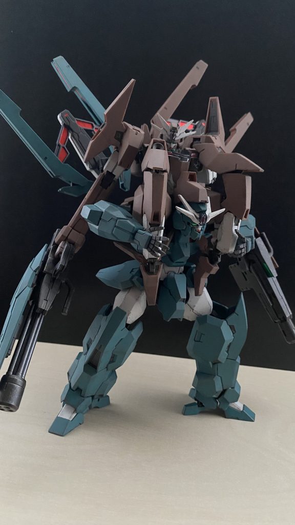 　そこで唐突に始まる…、劇場版　水星の魔女　MMM(マジョ、マーキュリー、ミュージカル)〜STORY〜　ベネリットグループが統治する、アスティカシア。その地を治める御三家の一つ、グラスレー社は、他社を出し抜かんとジェターク社の御曹司を誘拐する。さらわれた御曹司を救う為、アスティカシアで英雄(ホルダー)と呼ばれるスレッタは、グラスレー社に乗り込む。しかし、そこで父親の命を受け、グラスレーの内情を探る為、グラスレー次期社長シャディクの花嫁候補として潜入しているミオリネがいた。宿命の出会いをした二人は、互いの立場も知らず友情を確かめ合っていく。しかし、ある出来事がきっかけとなり、二人は予期せぬ事件に巻き込まれていく。果たして二人に待つのは、友情か。使命か。上映時間　3時間33分　製作　株式会社ガンダム　劇場版水星の魔女MMM製作委員会