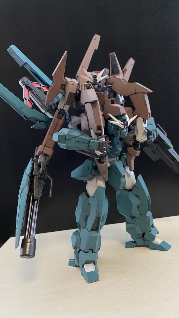 　本編がクライマックスに向けて盛り上がっているさなか、こんなノリで投稿するッ、勇気ッ！(3回目)…いや、ソーンとウルが手に入ったのと、例の映画が面白かったので…。あと、関係ないけど自分、ソーン派。　ソーンの腰、スタンド接続用の穴の5ミリくらい前(要調整)に、3.2ミリの穴を開け、ウルの頭部を外したボールジョイントを差し込む。ソーンの腰前部のアーマー基部を削り、アーマー自体はクランク状のジョイントパーツで接続、上にはね上げられるように、その隙間にウルの頭部を接続できるようする。あとは、二体の手足や、パーツの調整で魂の肩車合体が可能となる。そう、まるで始めからこういう仕様だったかのように。