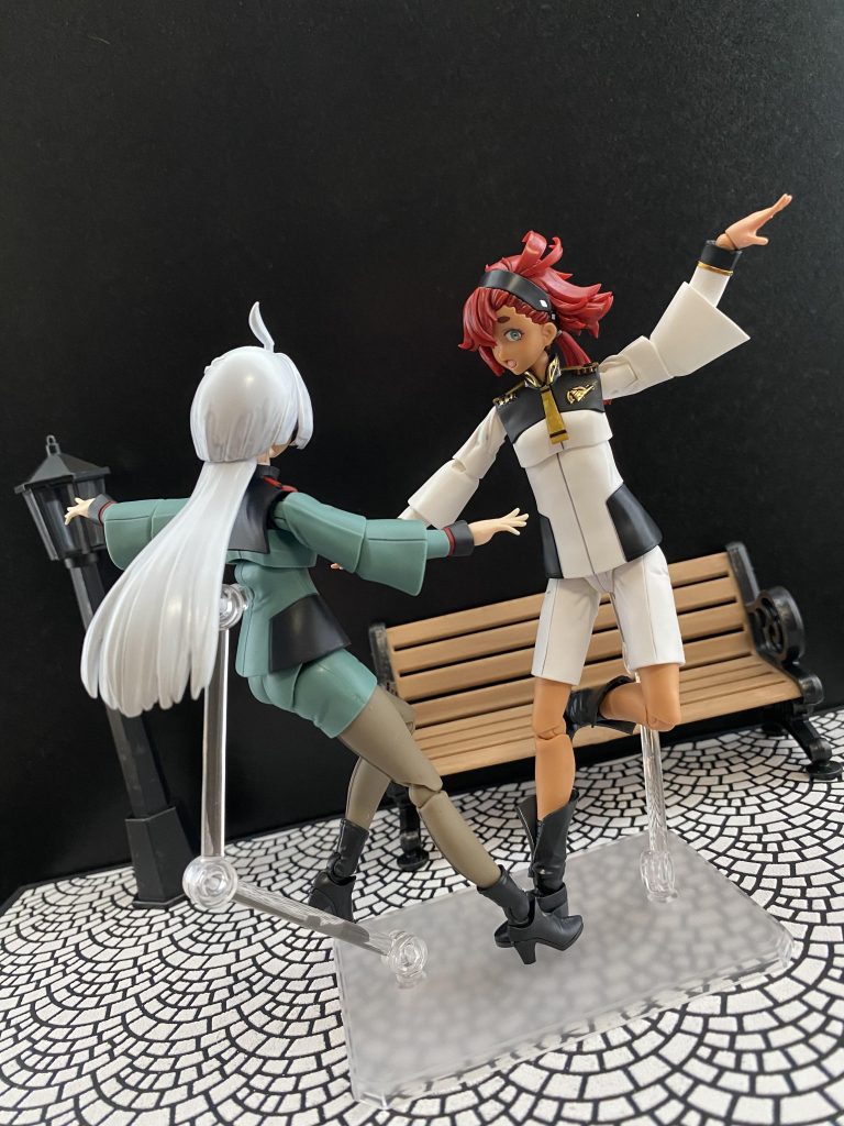 おまけ(メイキング的な何か)株式会社ガンダム製作による、このミュージカル映画は、ベネリットグループのトップらをも巻き込んで製作されている。ミオリネをはじめとした、彼女ら、彼らがどのようにそれぞれの社のトップに出演依頼をしていたか、その一部を見て見よう。〜デリング･レンブランの場合〜ミオリネ「…と言うわけで、ミュージカル映画を作成することになりました。…そこで、その…、う、歌うか、踊るか、…してほしいのだけれど…」デリング「……」ミオリネ「……」デリング「……昔、…おまえの母を、虜にしたタンゴを披露する時が、来たようだな」ミオリネ「……は？」デリング「……shall we dance」ミオリネ「…はぁあぁっ？」〜ペイルCEOの場合〜カル「ミュージカル映画…」、ネボラ「面白そうね」、ゴルネリ「当然…」、ニューゲン「…参加させていただくわ」ネボラ「…そうね、せっかく四人いるのだから」、カル「歌って踊れる、ダンスユニットなんてどうかしら？」ニューゲン「いいわね」、ゴルネリ「…S○EED、なんてどうかしら？」、カル「素敵ね」ニューゲン「どうやら決まりのようね」ネボラ「ええ、そのようね。…若い頃に履いていたショートパンツ、まだあったかしら？」エラン「……っ、…っ！」←青い顔で足早にその場を離れるエラン･ケレス(本人) 