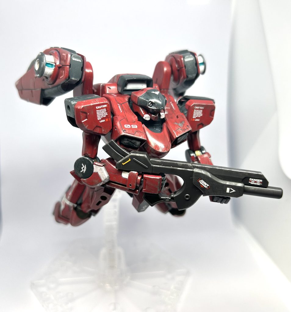 回転式のマニューバスラスターを露出させることで、三次元高機動に対応するハイマニューバモードへの移行が可能