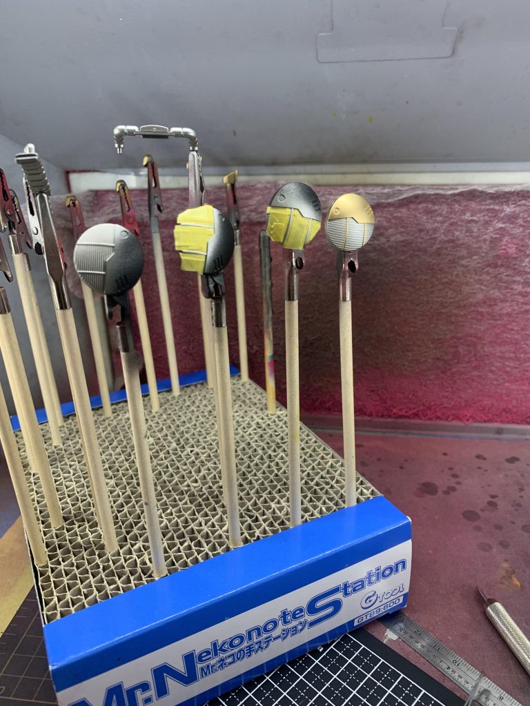 何と呼べば良いのか分からない丸い小窓の中のパーツタミヤチタンシルバーを塗装後マスキングしクレオススーパーリッチゴールドで塗装、最後にエナメルのフラットブラックを塗装し拭き取り