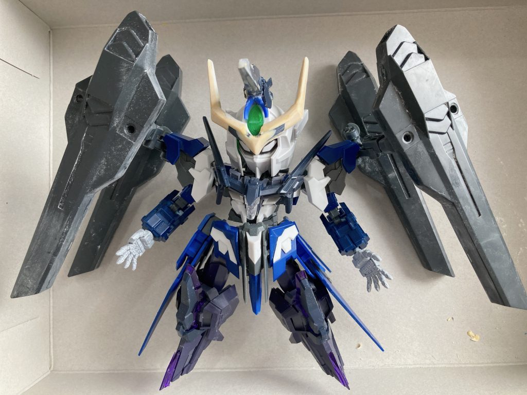 サフ前イクスクレア(初回限定版)をベースに、頭はBB戦士クアンタ、顔はクロスシルエットZガンダム、足と胸はイクスクレアナイトメアクロウから。バインダーは贅沢に四つ使いました。