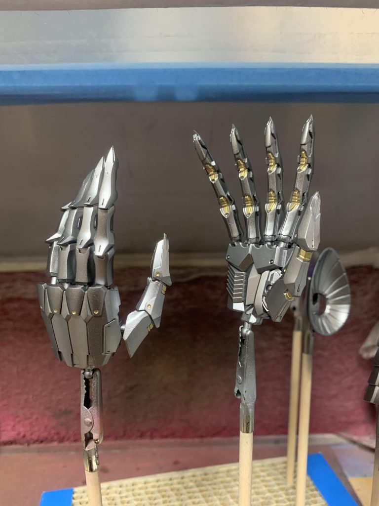 アンベリール、ダムドはなんといってもこの大きな手がたまりませんね！黒サフからガイアノーツフレームメタリック2に4アーティストマーカーのゴールドでちまちま筆塗りです