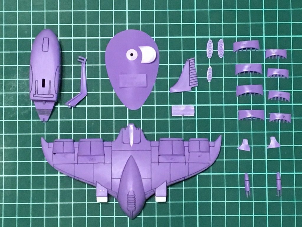 私の製作工程は塗装前にスミ入れを行っています。スジ彫り後、上図の油性マーカー補充インキを爪楊枝の先端を削って筆代わりにしてスミ入れを行っています。スミ入れ後、デザインナイフでパーツにカンナ掛けを行いスミ入れラインを整えています。塗装工程