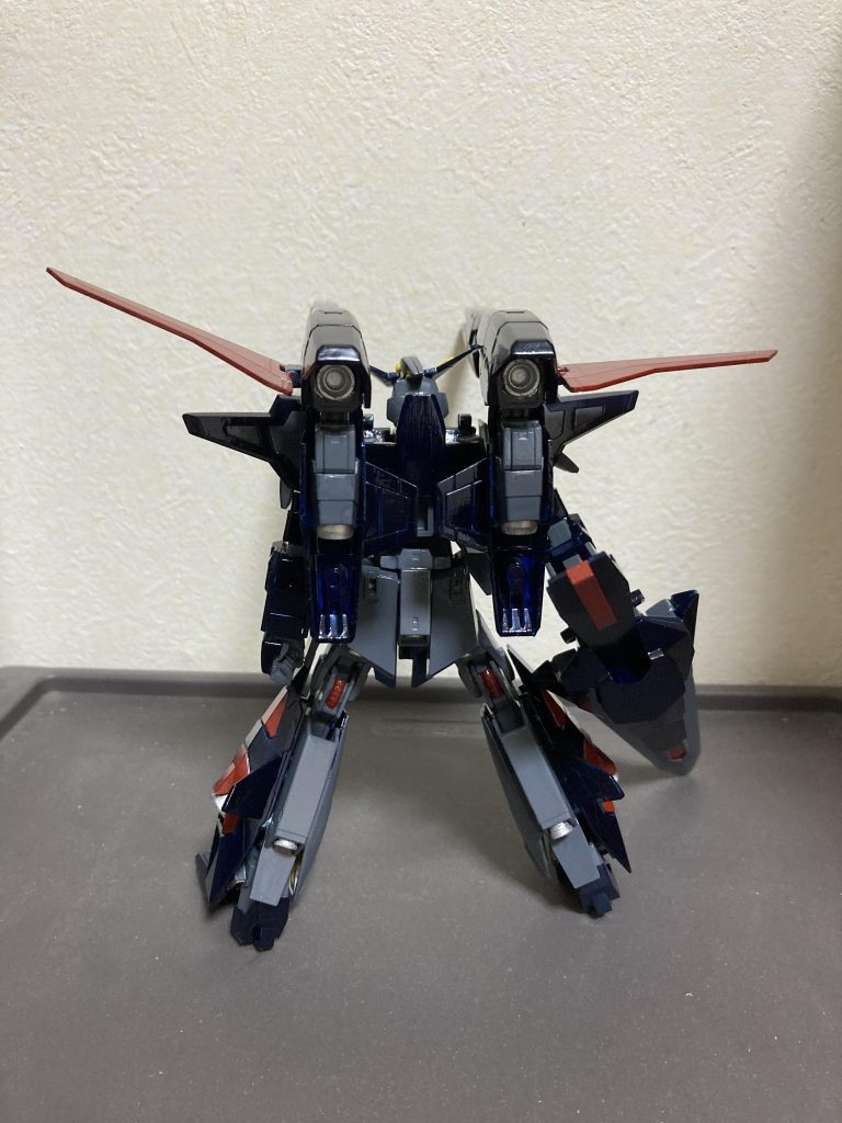 背面最初はデルタカイのプロト・フィン・ファンネルを追加しようとしていましたが背面がごちゃごちゃするので取りやめほぼ無改造となりました