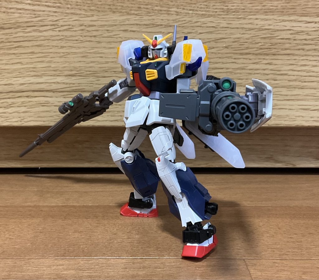 ガトリングを構えるとこんな感じこれでも保持力はギリギリっていうかほぼアウトです使用時に銃身が180°回転して銃口が前を向きます手の部分にはナックルガード的なのもついてるので相手からの弾幕で手がやられる心配もありません