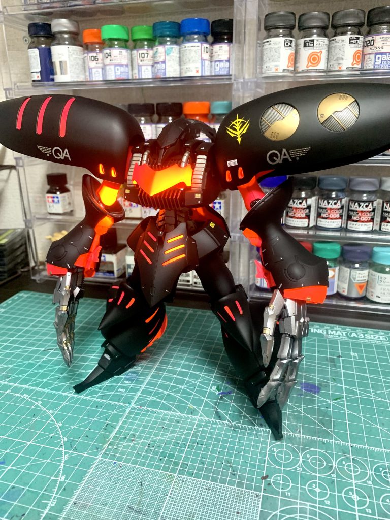 何気なく撮った写真の方が写りが良かったので採用蛍光ピンクってオレンジ色に発光するんですね…その影響かピンク色が写真だと実物とはまるで違う色合いに映ってしまいます。