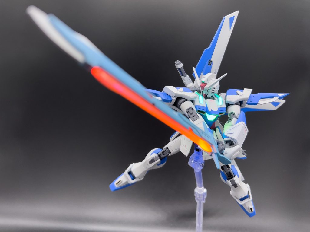 アロンダイトはゲーム内のイメージに合わせ本体とは違うブルーで塗装しています。本体もパーツ分けやディテールが無い塗り分けポイントが非常に多く、すごくマスキングに苦労しました。