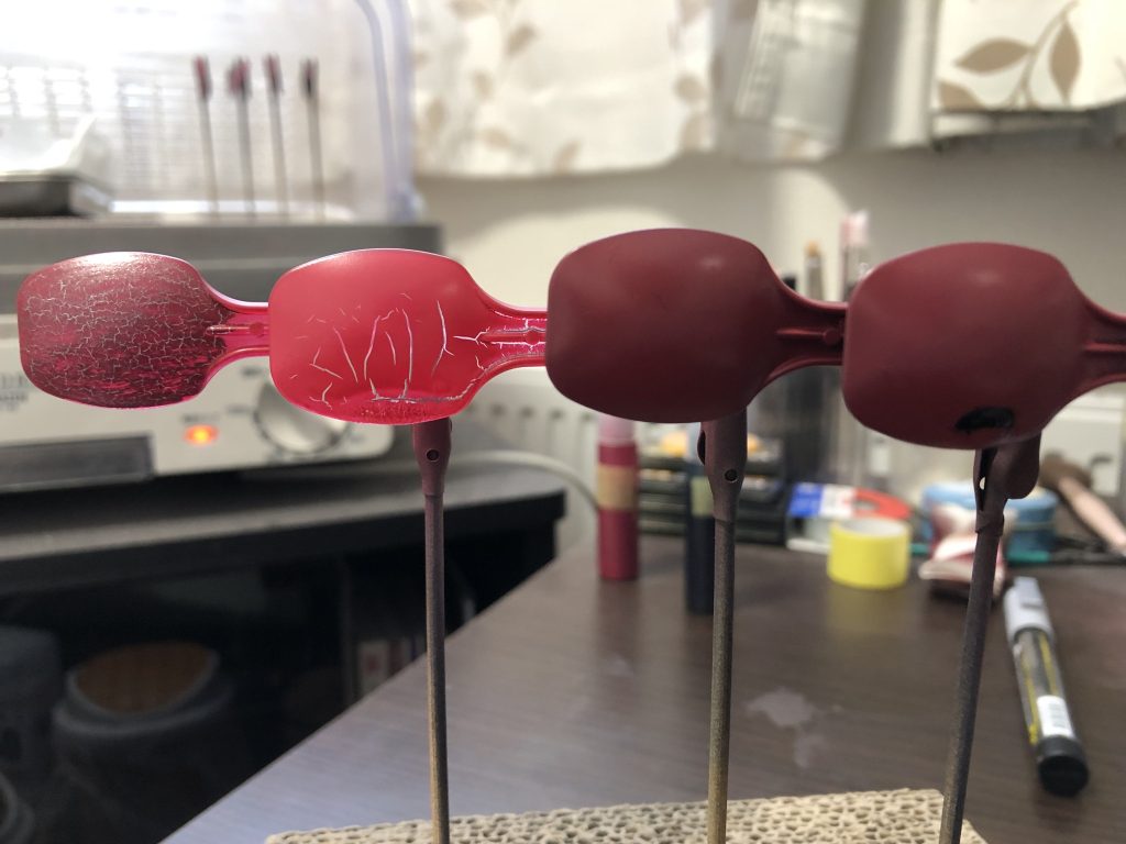 アクリジョンクラック塗装の練習風景。金or銀下地だと割れやすいみたいです。ちなみに1番左はガンマカメッキシルバー。今思えばアクリル銀下地→アクリジョンベースカラーでヒビを作ってから好きな色で整える、でよかったかも。。