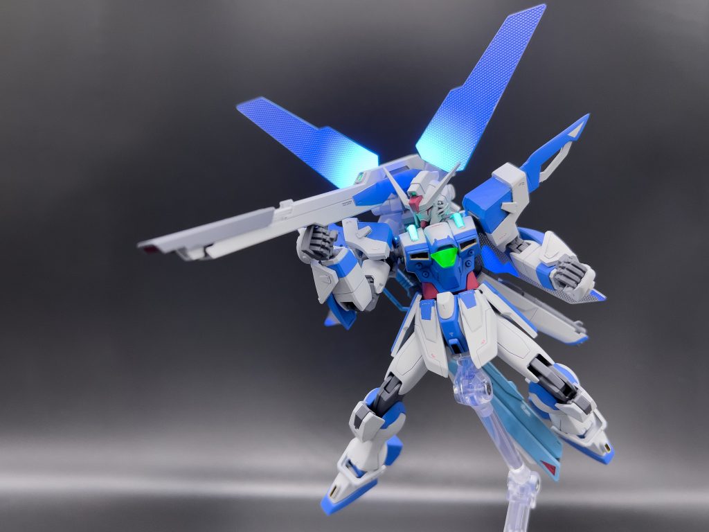 胸部、鎖骨とリフレクター、各種クリアパーツはブラックライトで発光。サテライトキャノンを再現しています。ガンダムXって鎖骨の塗り分け鬼ですね…