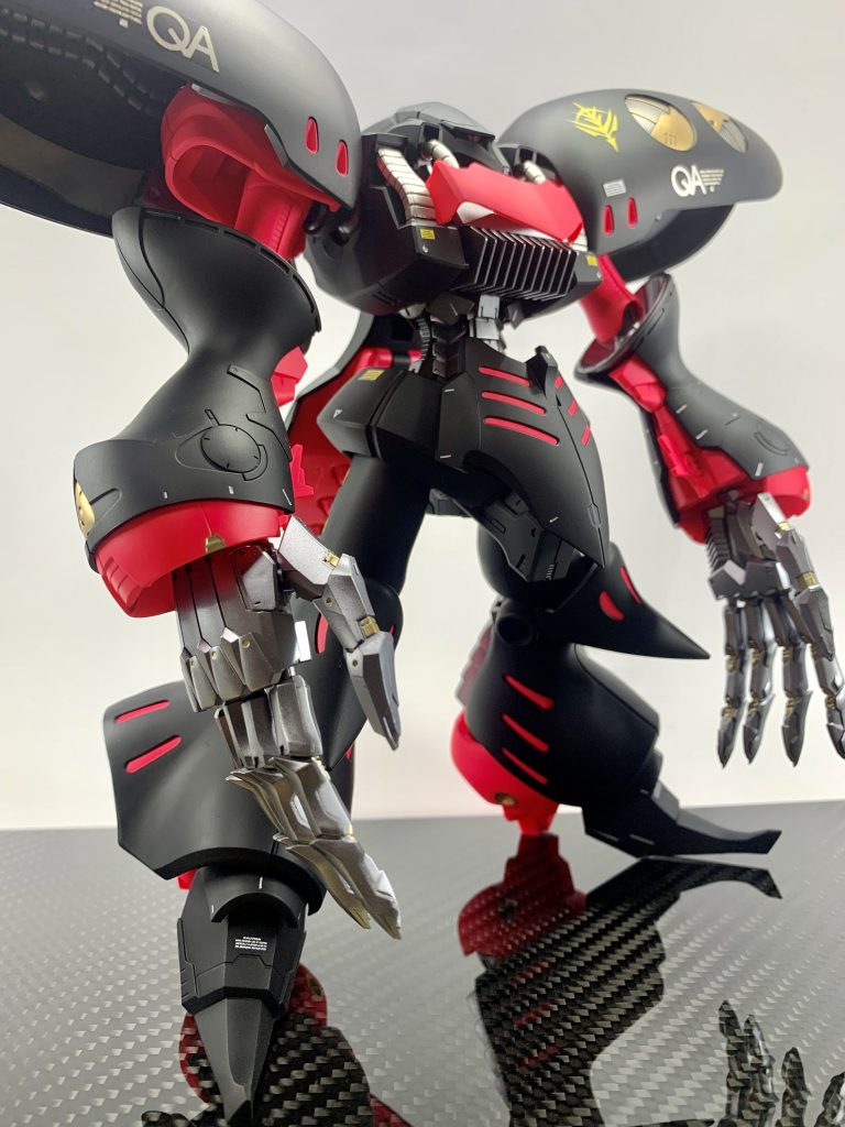 カラーリングについては依頼者であるTAKESHI氏のリクエストでマットブラックがメインであります。ピンクはビビッドな発色を求めた結果、クレオス蛍光ピンクを主にガイアノーツ純色マゼンタ、適当なホワイトを混色しています。