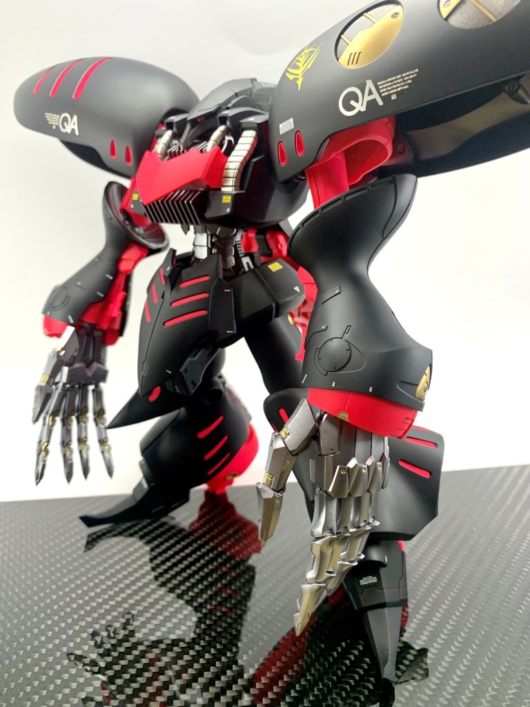 かなり大きいキットなのでどの写真も画角に収まりきっていません…今回も基本工作をしっかり行い丁寧に塗装を行いました。パーツ数は多くないもののベースキットが古い上スリットに角度がついている為バリが多く、面積も広い為表面処理は中々のボリュームでした。リクエストが艶消し仕上げで助かりました（笑）