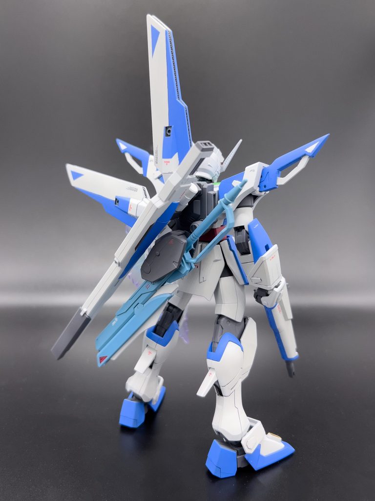 前後写真簡単なミキシングに見えますが実はかなりベース機と造形が異なる部分が多く、特に肩やフラッシュエッジなんかはかなりスクラッチしました。また、オリジナル要素としてアロンダイトのマウントラッチも追加しています。