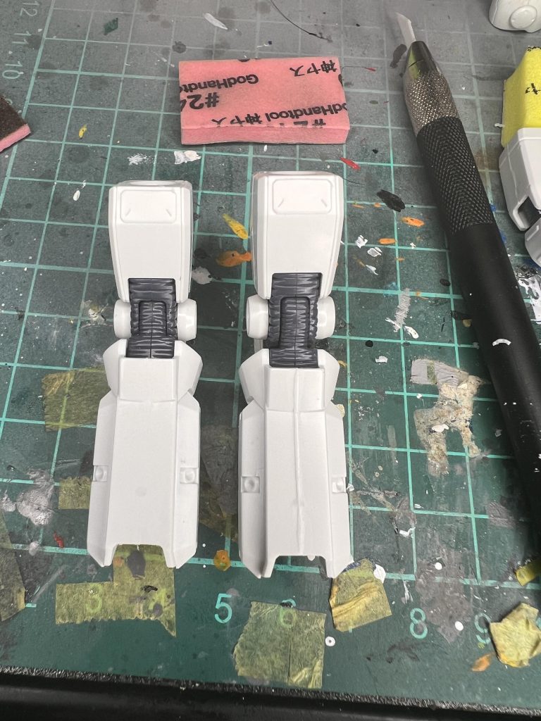 関節部分の合わせ目は諦めて汚しで誤魔化すことにしました。本当にマイクロセラブレードは合わせ目消しが楽になるツールですね。