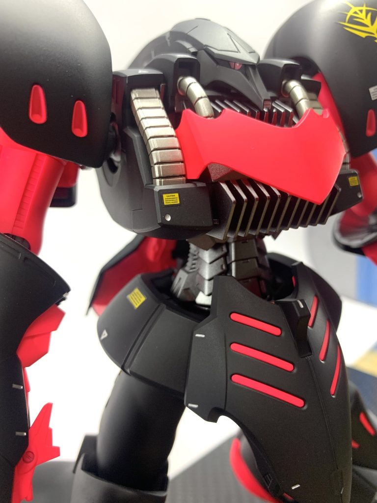 可愛らしい？猫目はクレオスアイスシルバー、GXメタルレッドに若干蛍光ピンクを混色したものを塗装後エナメルブラックを塗装、拭き取り後UVレジンで仕上げてあります。