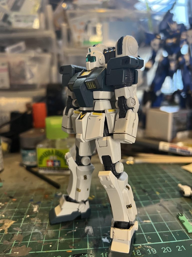 フロントアーマーの黄色の部分はファレホを使用しました。装甲裏は定番の焼鉄色、カメラ関係はGX205メタルグリーンを使用しました。