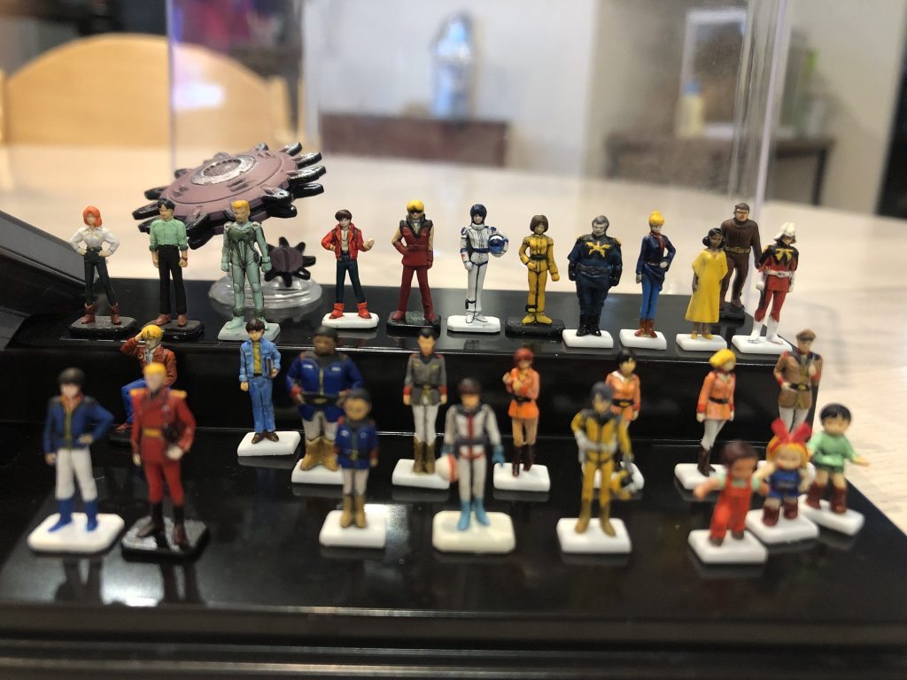 Zガンダムチームとジオン一行エマさんに見えるかな。 