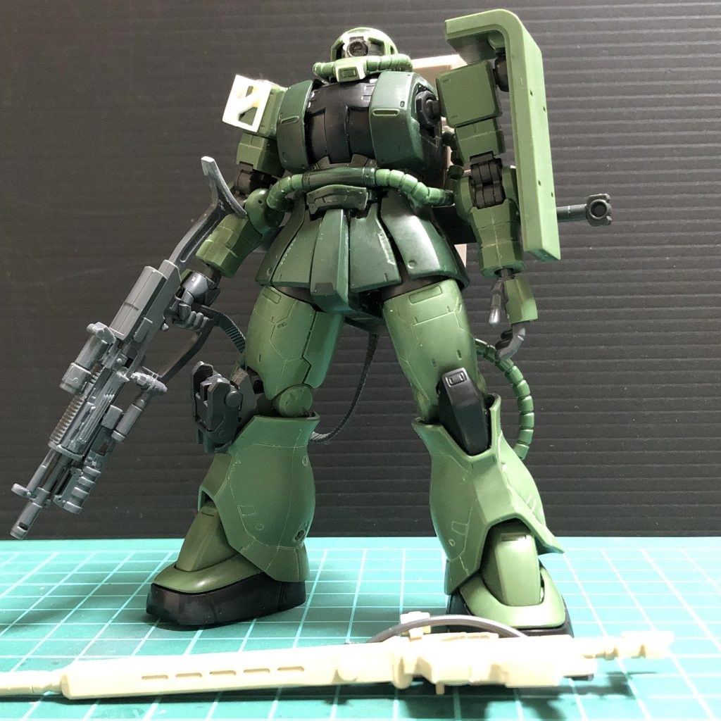 そのままでは味気ないのでバトオペのザクⅡ狙撃型に寄せる方向で改造。この辺りで完成品のイメージが固まった感じです。