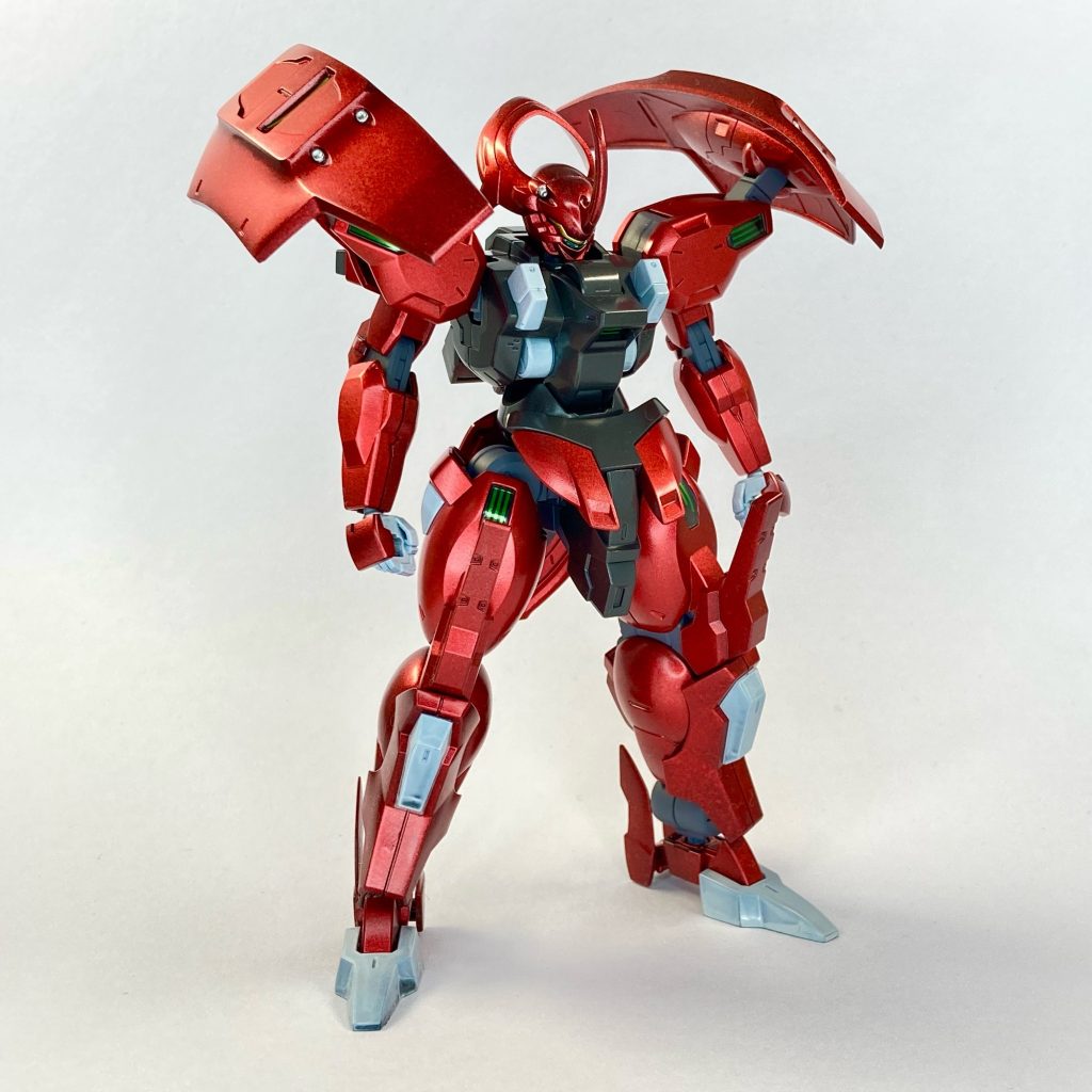 正面から塗装は赤:黒サフ→プライマリーメタリックレッド黒:黒サフ→GXグラファイトブラック白:黒サフ→クールホワイト関節など:メカサフヘビィ試験的にプライマリーメタリックレッドを使用したのですが、これが大成功!発色が良く、細すぎない粒子で個人的にはベストでした🫶🏻🤍 ̖́-