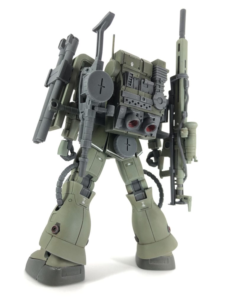 バックパックの左右にスナイパーライフルとザクマシンガン用のマウントを造設、バックパックもほんの少しだけディテールアップしてます。あとカークス機っぽくしようとバレルケース2個をシールドマウントしてます。